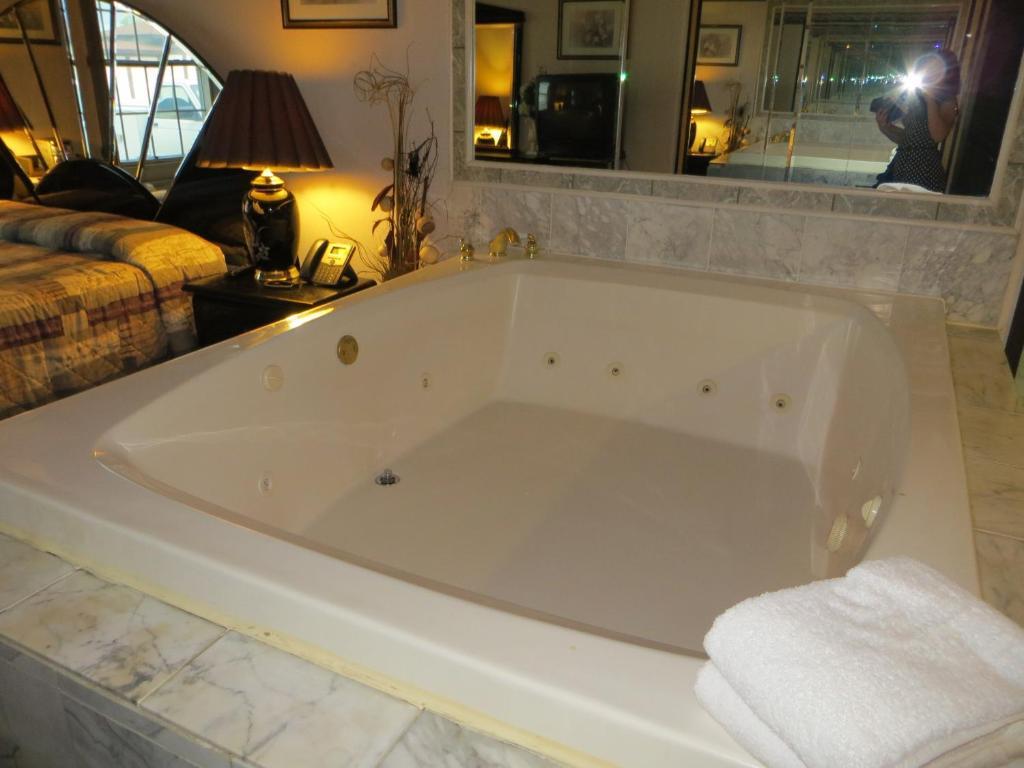 Hollywood Inn & Suites Gurnee Bilik gambar
