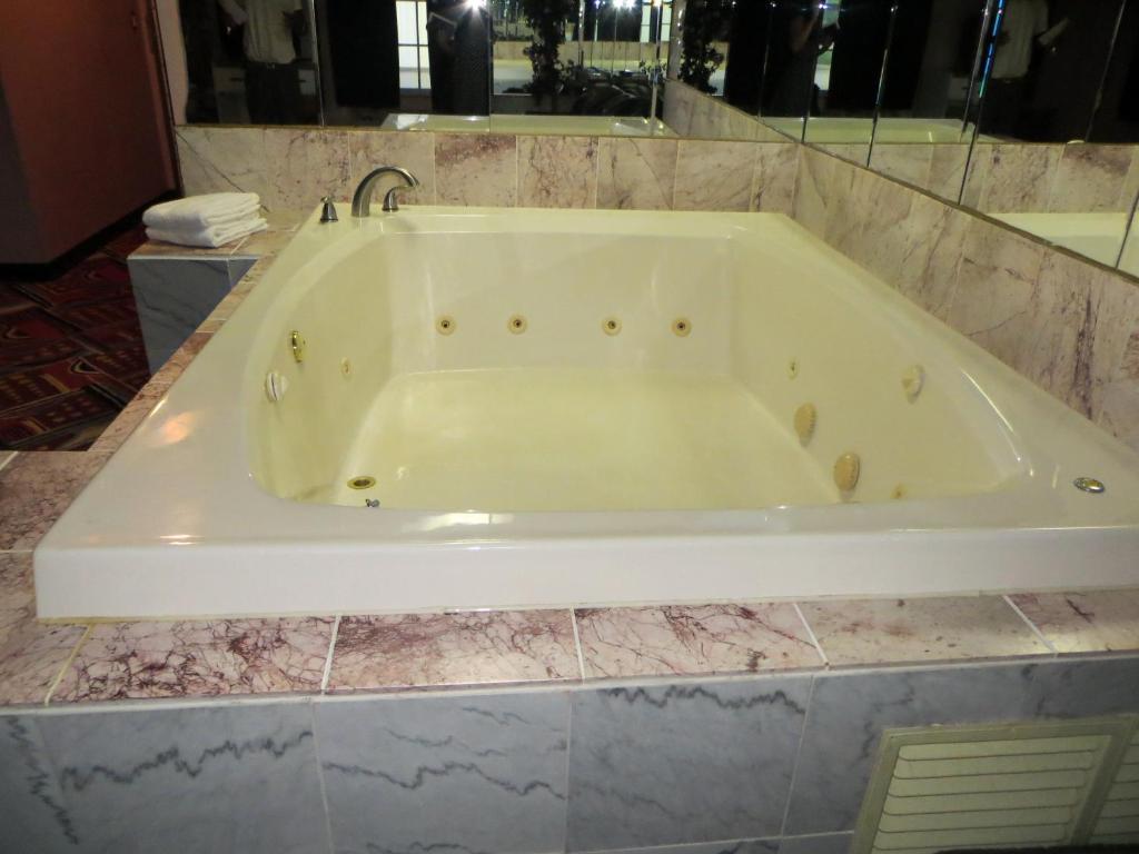 Hollywood Inn & Suites Gurnee Bilik gambar